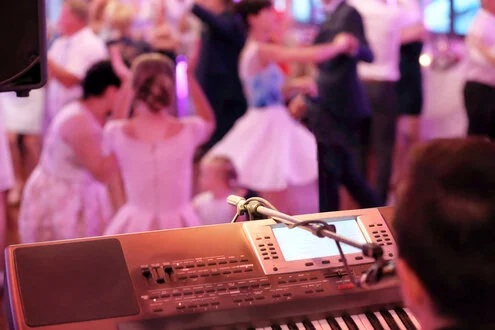 DJ und Musiker begleitet Hochzeitspaar bei der Abendfeier