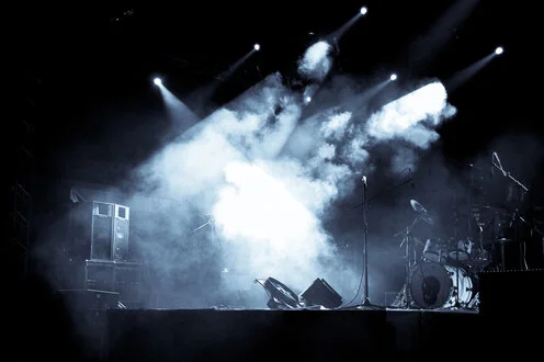 Musiker auf kleiner Bühne bei einem gut besuchten Vereinsfest