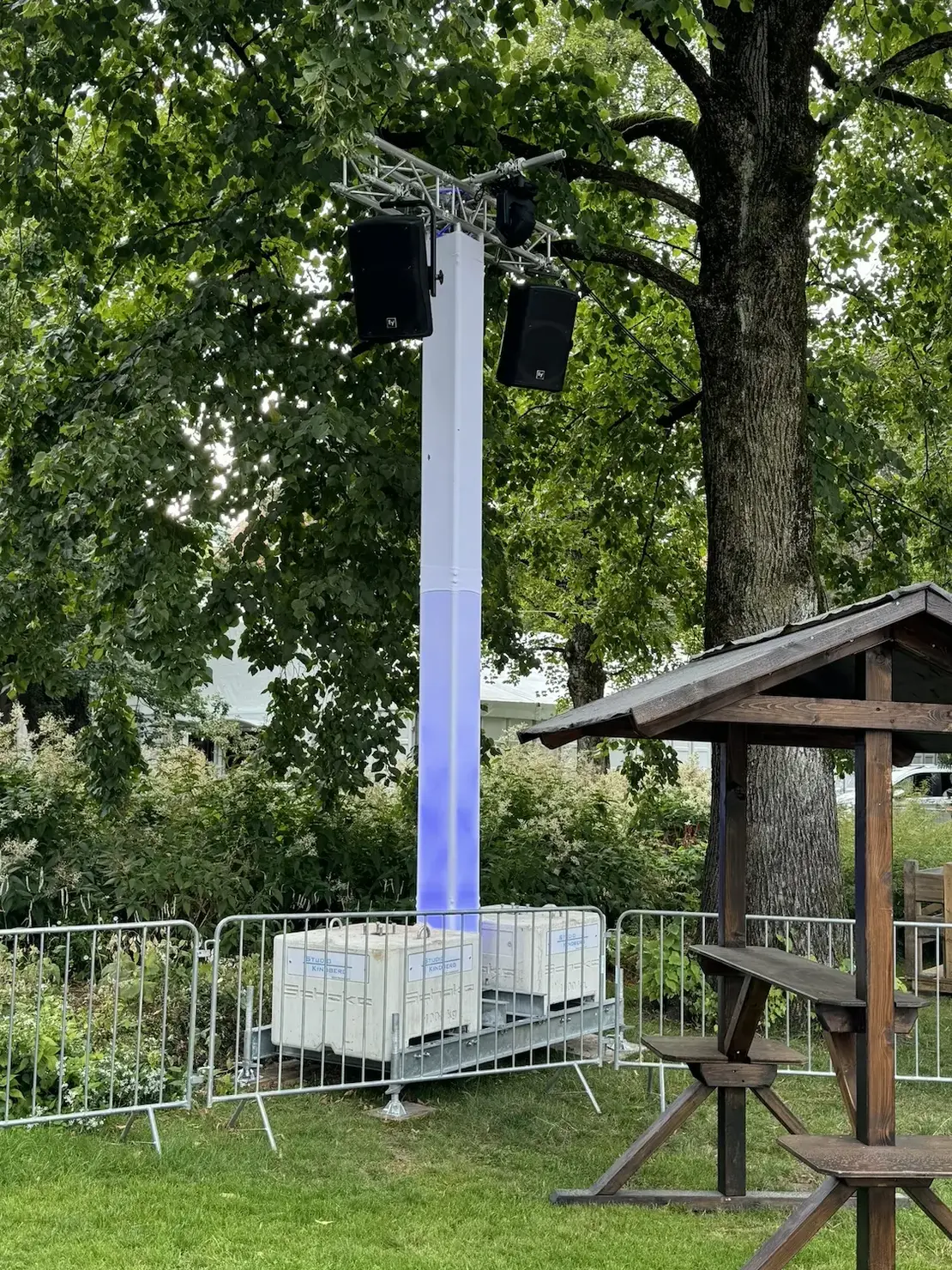 Traversenturm mit Lautsprechern und Licht in einem Freigelände