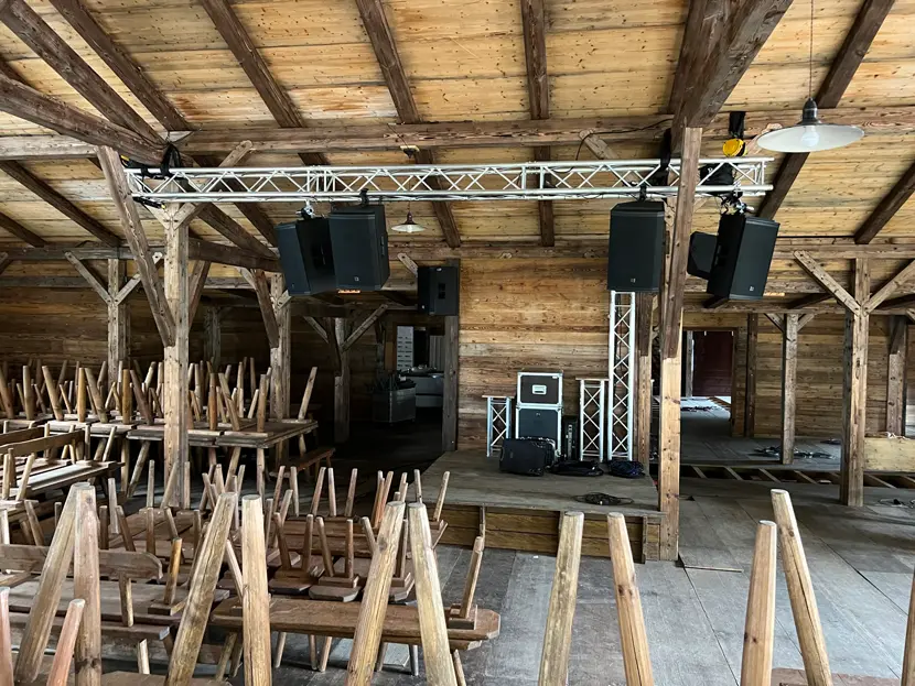 Lautsprecher und Lichtanlage montiert, z.B. schwebend auf der Allgäuer Festwoche