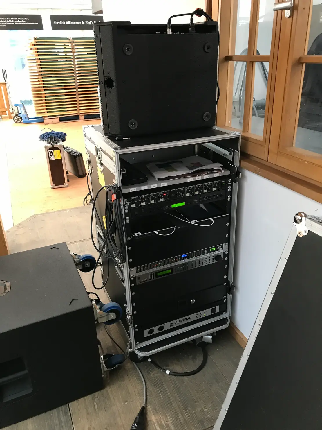 Kompaktes Rack mit Technik für Musikgruppen uvm.