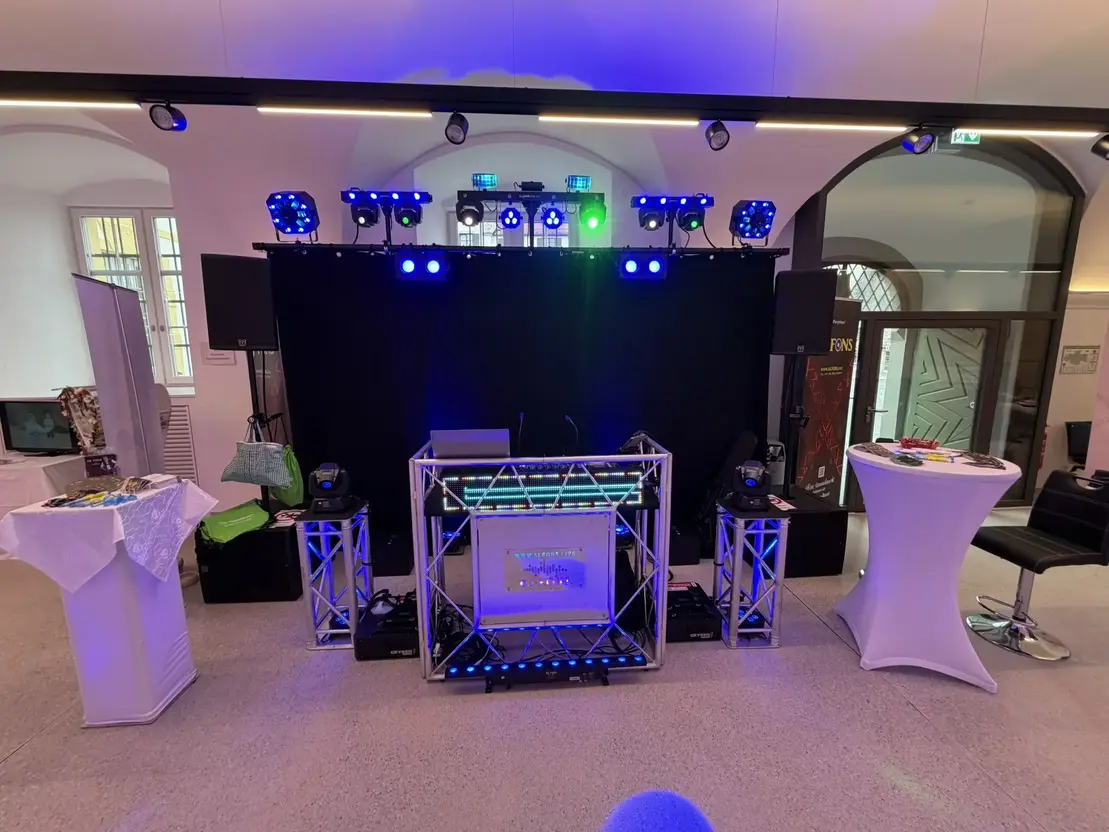 Professionelle Ton- und Lichttechnik auf einer Bühne