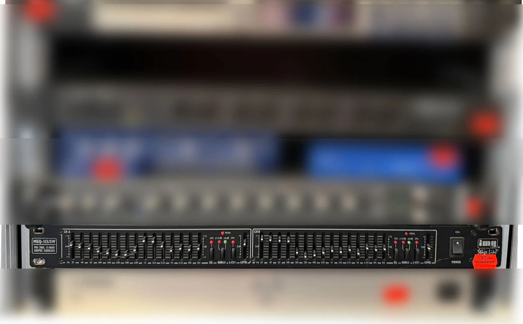 2-Kanal-Version, 2 x 15 Frequenzregler im 2/3 Oktavabstand Regelbereich umschaltbar ±6/±12 dB Peak-Anzeige Schaltbares Trittschall-Filter (Low Cut).