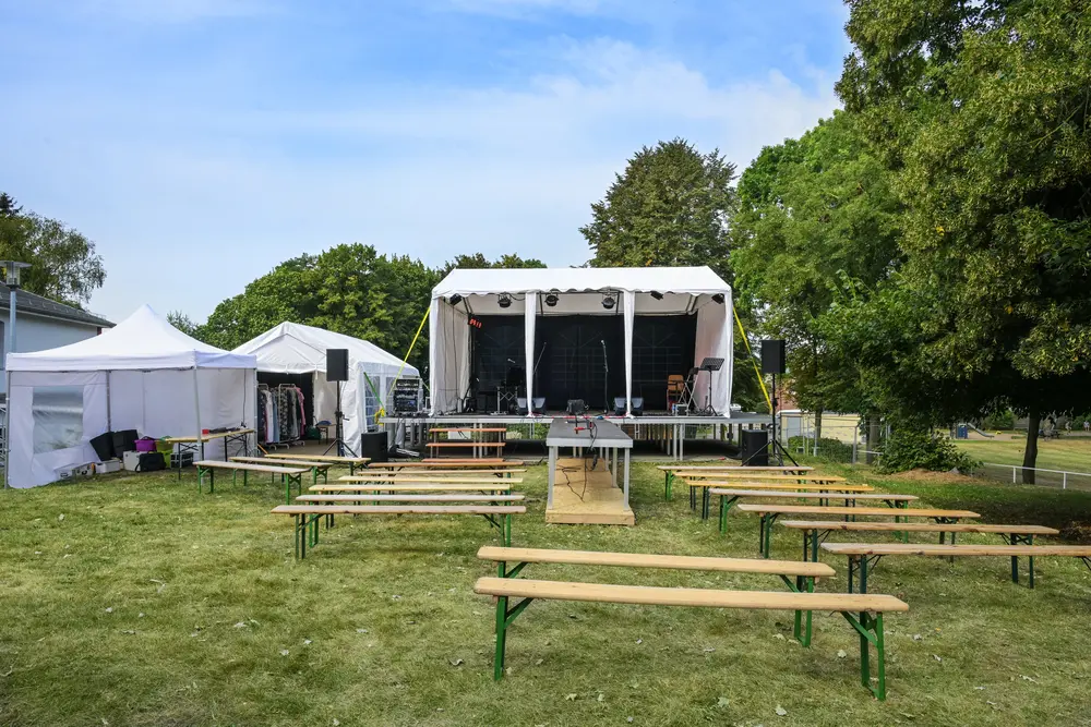 Musikveranstaltung in einem Festzelt mit Lichttechnik