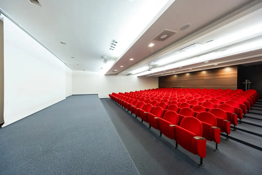 Installierte Lautsprecher und Deckenlichter in einem Saal