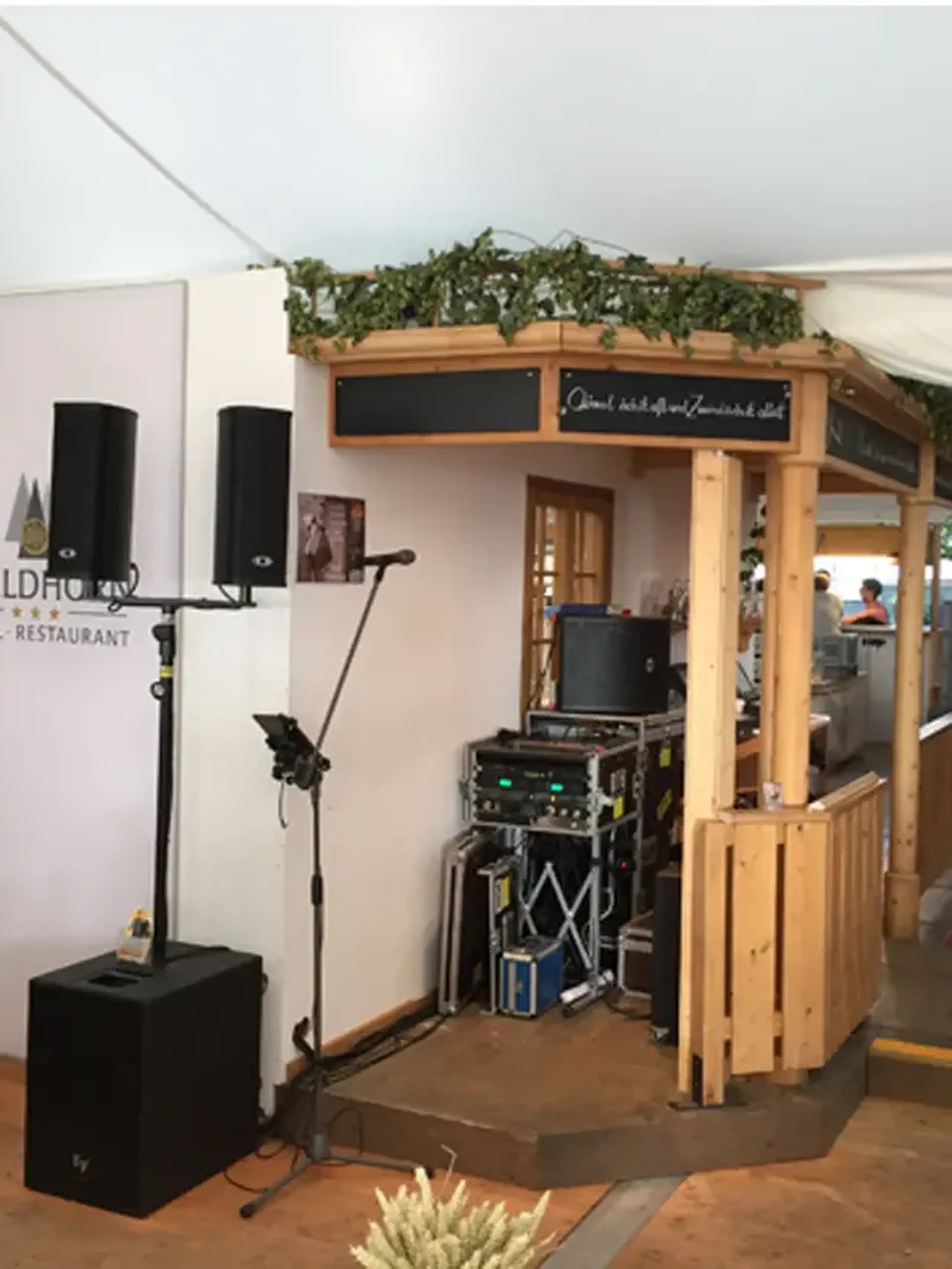 Installation der Lautsprecher über einen längeren Zeitraum im Festzelt