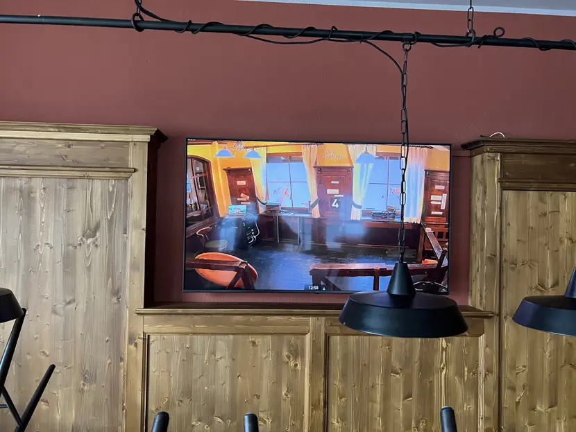 Installation eines Bildschirms mit Videoübertragung von einem an deren Raum.