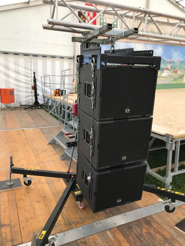 Aufbau einer PA-Anlage, als Line Array System. In diesem Fall eine Dynacord Cobra.<br />Beschallt wird ein Festzelt mit 30m Breite und 50m Länge. Als Delay Line, nach 20m hängend 2x ZX5 EV, völligf ausreichend.