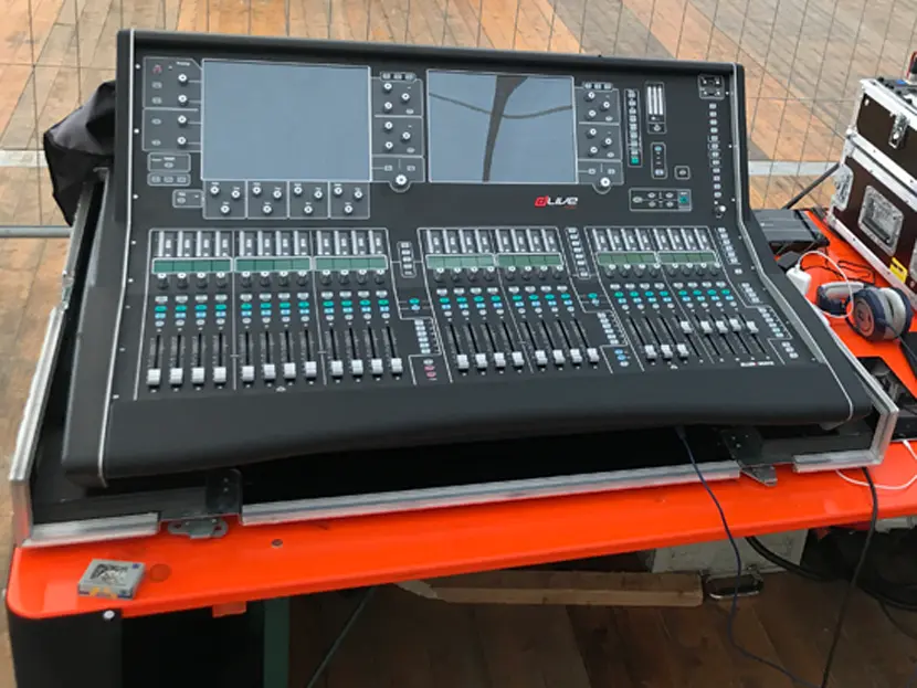 FOH Platz mit einem proffessionellen Mischpult. In diesem Fall eine D-Live von Allen & Heath. Stagebox auf der Bühne über CAT-Kabel verbunden.
